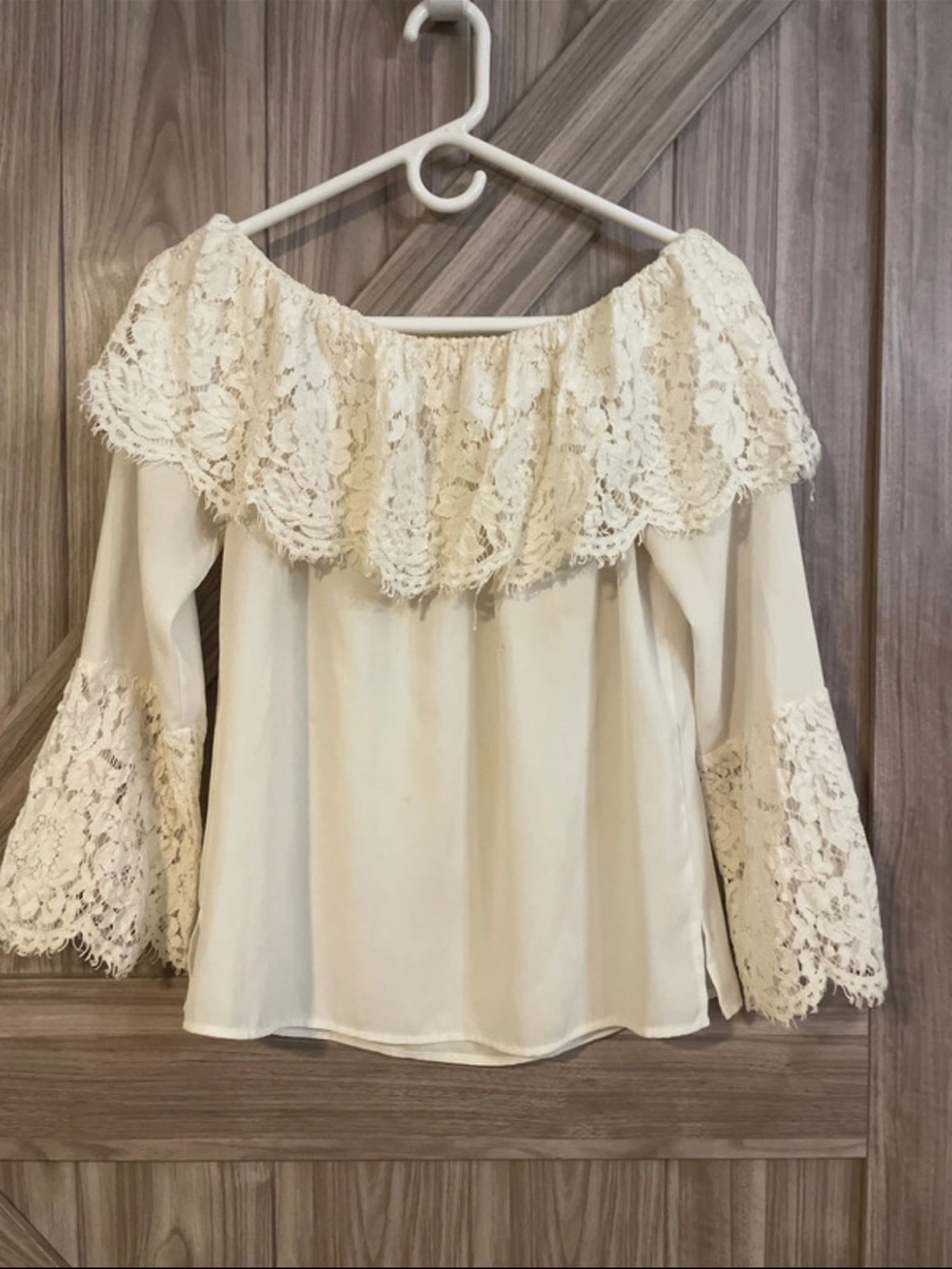 Vince Camuto Cream Off-Shoulder Lace Ruffle Blouse